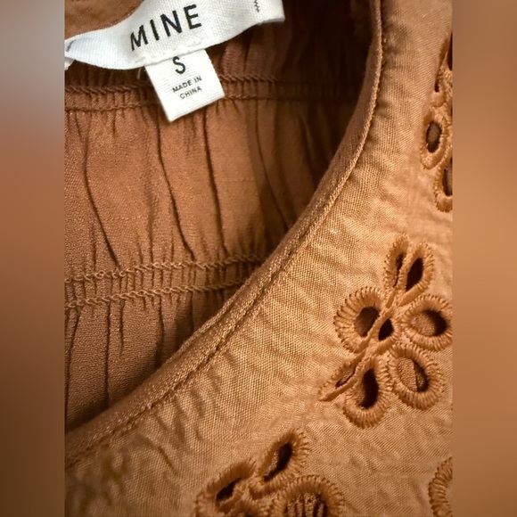 MINE. TAN EYELET CROCHET PeterPan Collar SMOCKED TOP Size Small - Picture 10 of 10